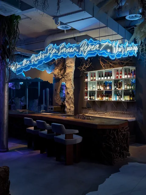 Доработанный барный стеллаж HookahPlace KAOS с дополнительным верхним уровнем, бутылками и подсветкой