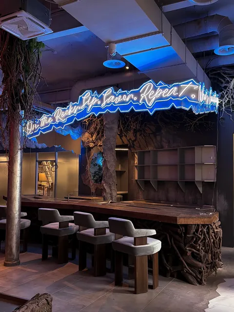 Барная зона HookahPlace KAOS со стеллажом до добавления верхнего уровня