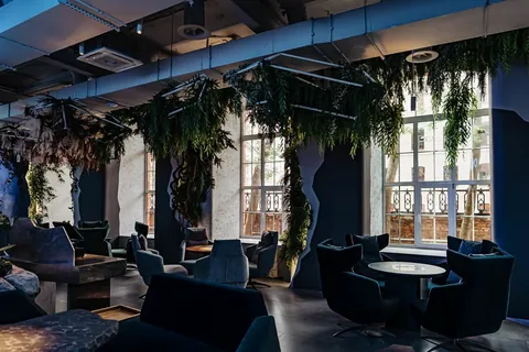 Готовый зал HookahPlace KAOS с декоративными конструкциями у окон