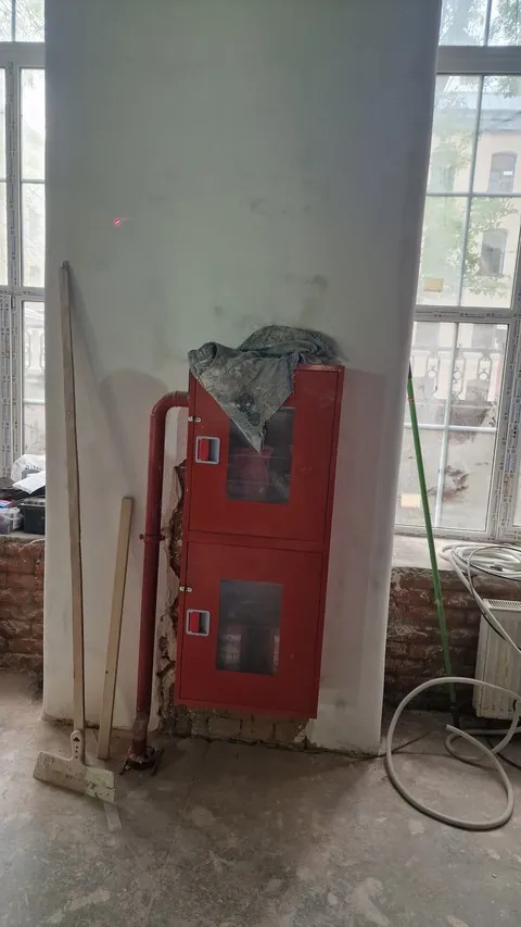 Пожарный шкаф до установки декоративной облицовки