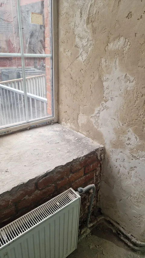 Кирпичное основание под существующим окном